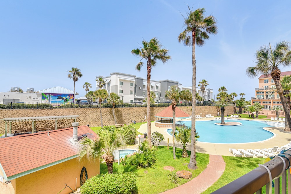 Walk to Beach: Pool-view Condo in Galveston!