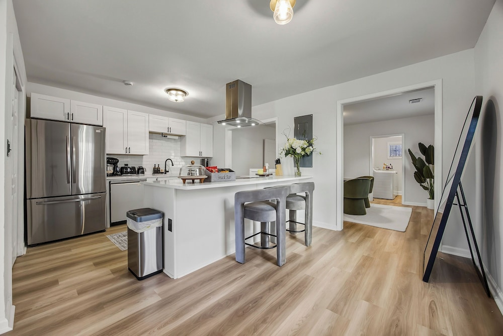 Modern Newly Renovated 3-bedroom in Historic West End