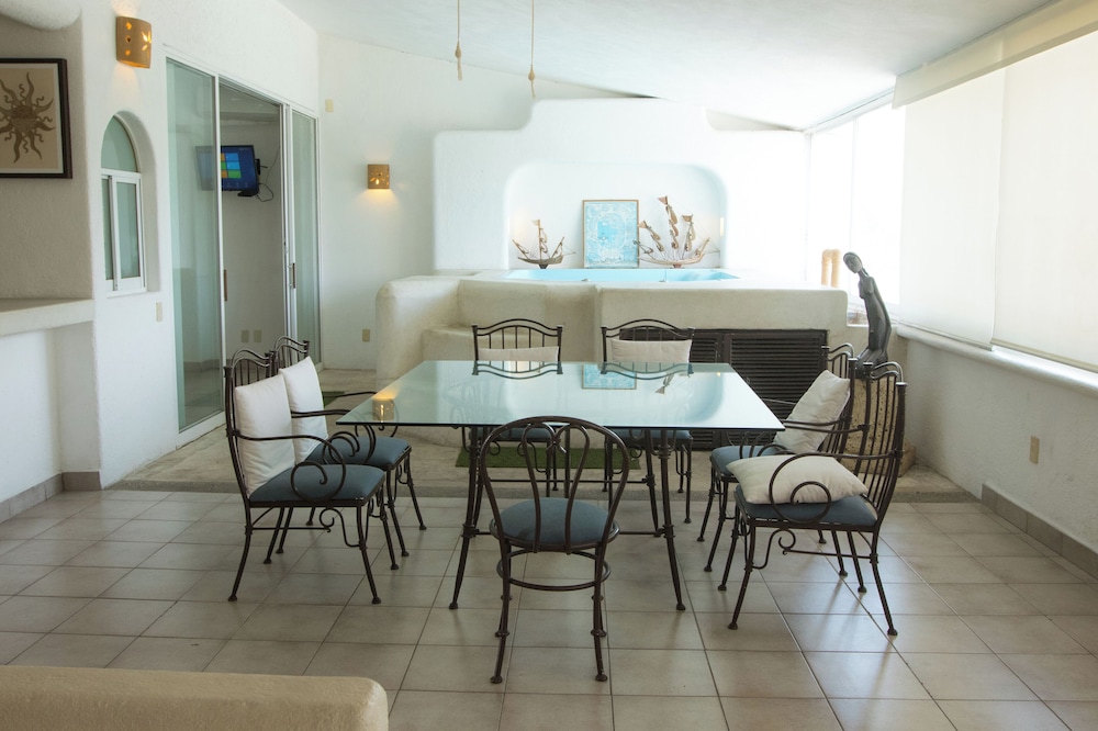 Apt. with Jacuzzi Ixt. Zihuatanejo 3 BR