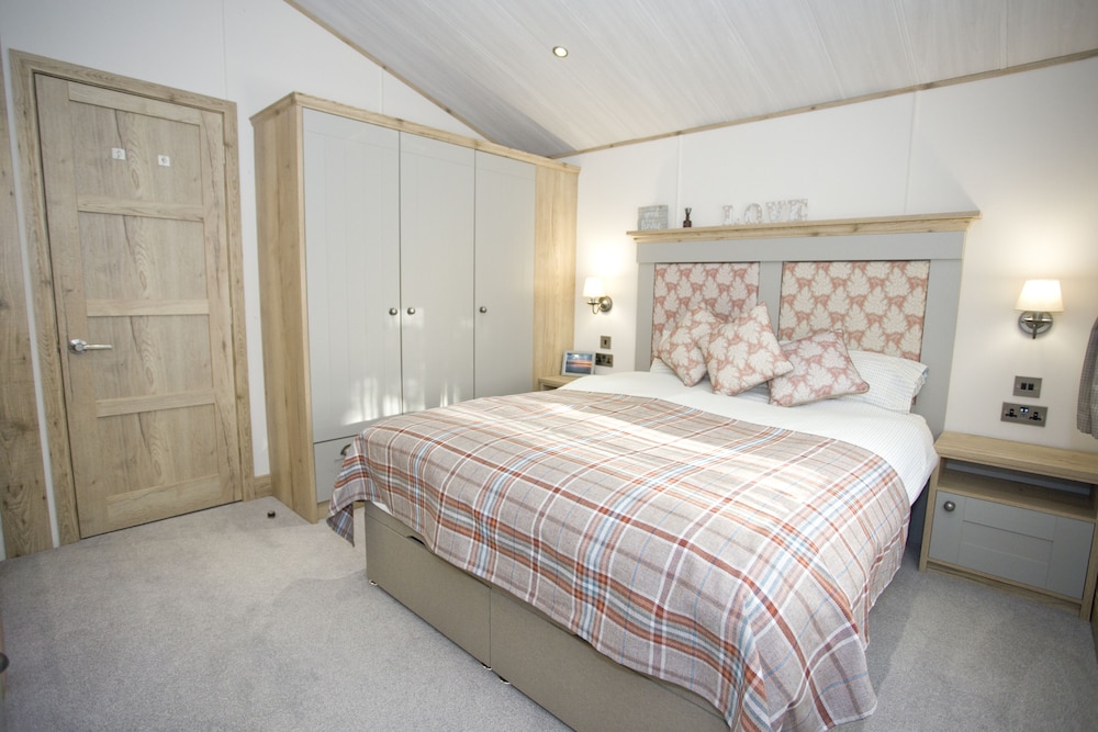 6 Berth Luxury Lodge in Christchurch, Dorset