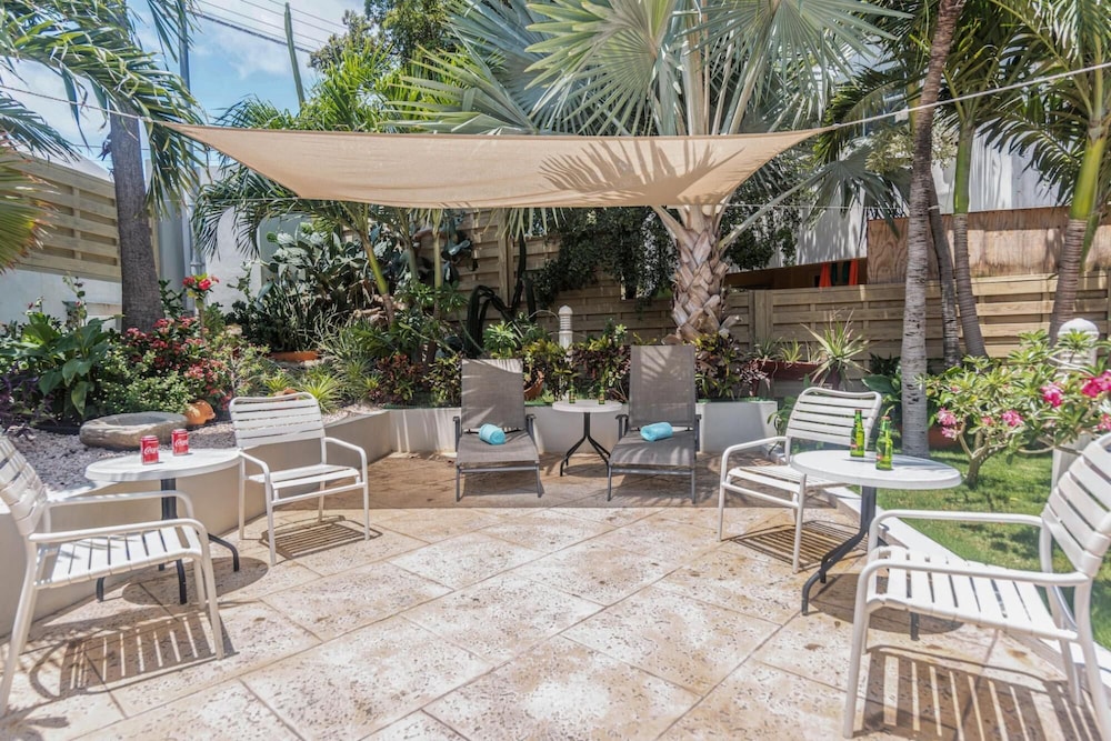 Amazing 2BR 1BA w Pool Close to the Beach BBQ