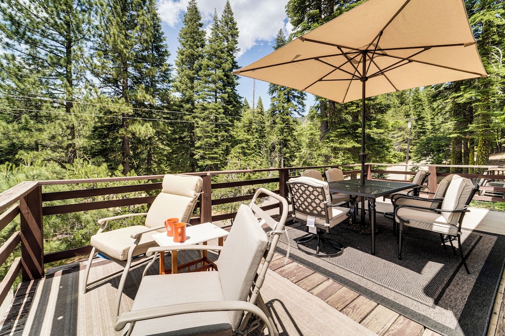 6 Mi to Downieville Downhill: Cabin w/ Mtn Views