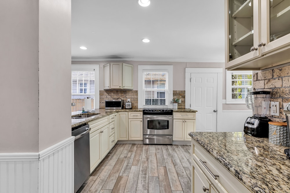 Fort Myers Vacations - Bright and Modern Close to Everything - Property Image 10