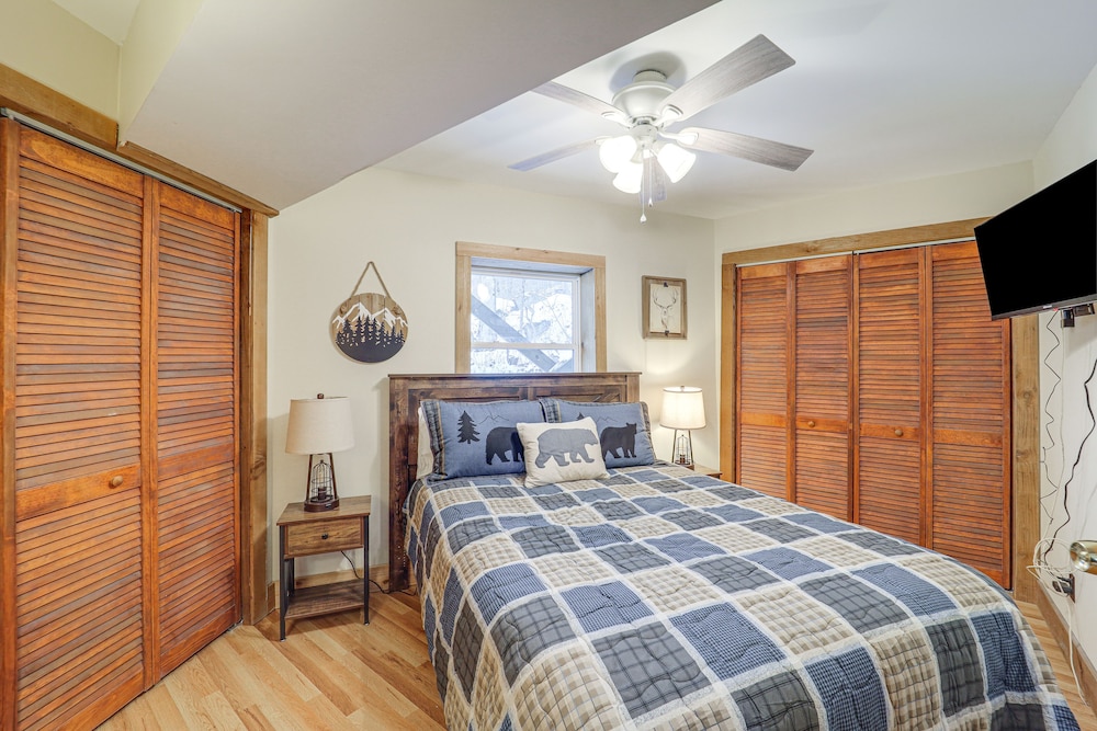 Beech Mountain Cabin w/ Deck: Half-mi to Skiing view 3