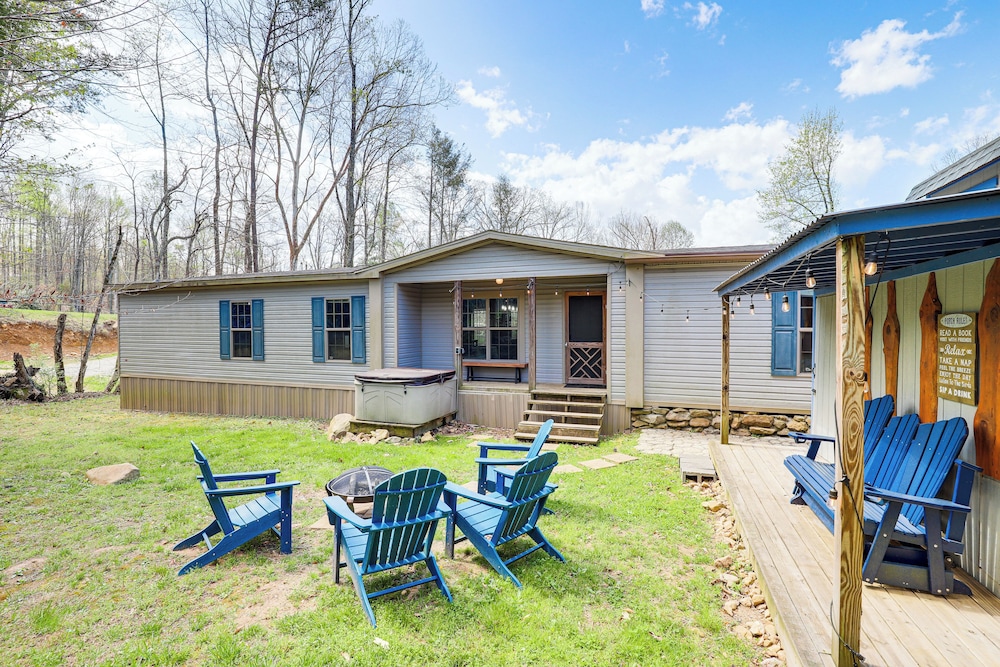 Hot Tub & Fire Pit: Getaway in Sevierville!