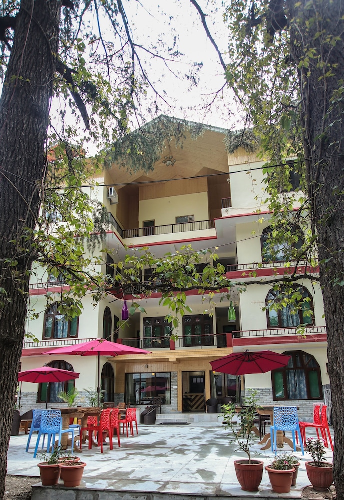 The Rainbow Inn & Cafe