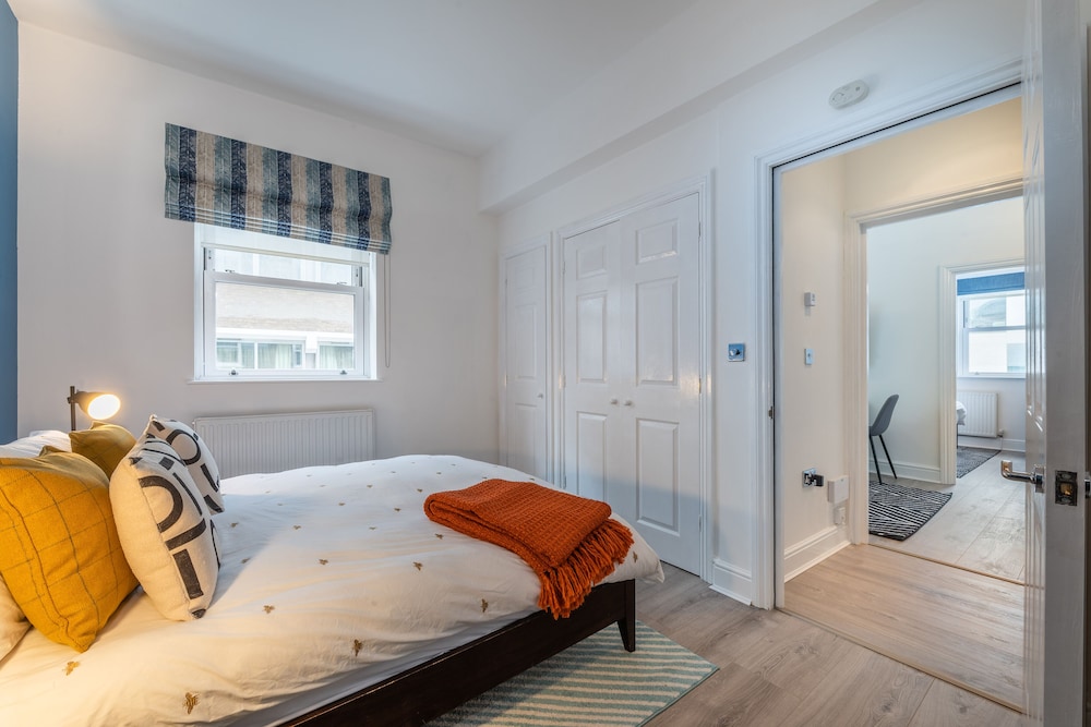 140 Minories