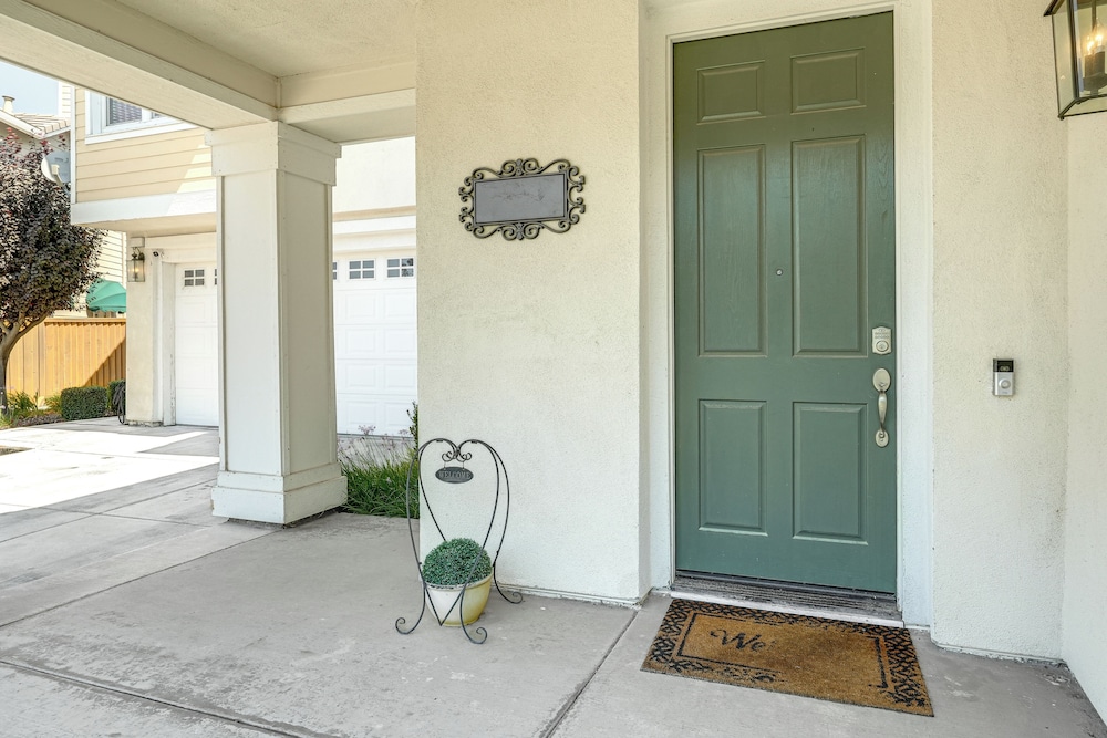 3 Mi to Main St Tracy: Homey Retreat w/ Game Room!