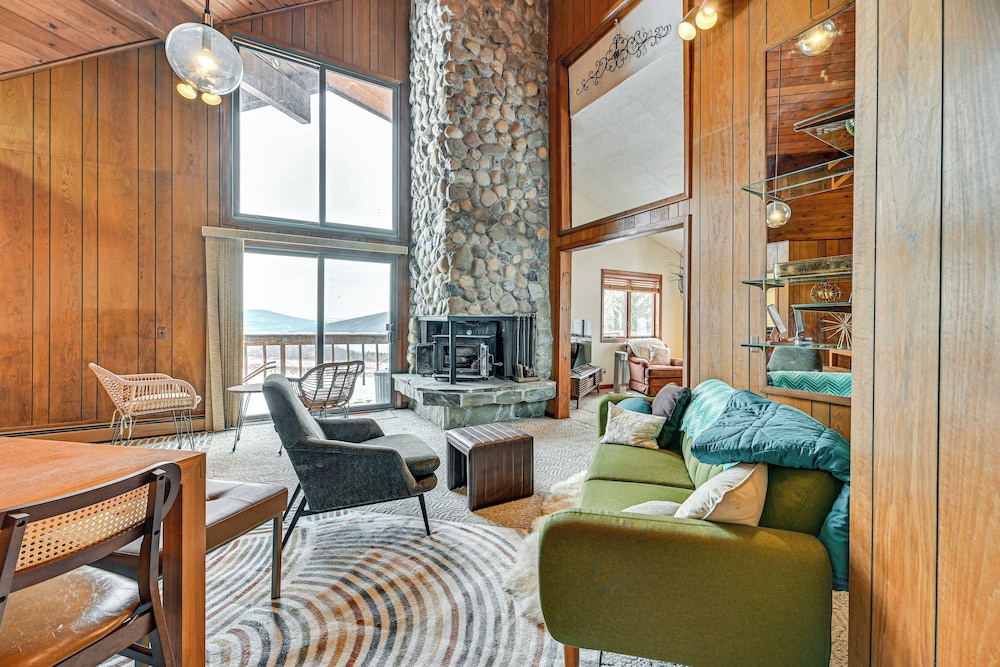 Near Canandaigua Lake: Retro Cabin w/ Deck & Views