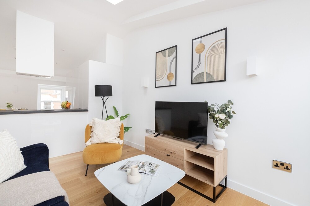 Modern 2BR 2BA with Balcony by Soho