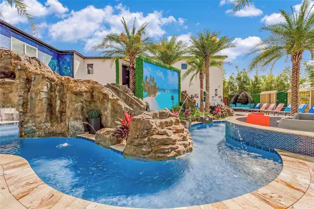 Luxury Mansion w Pool Sleeps 60