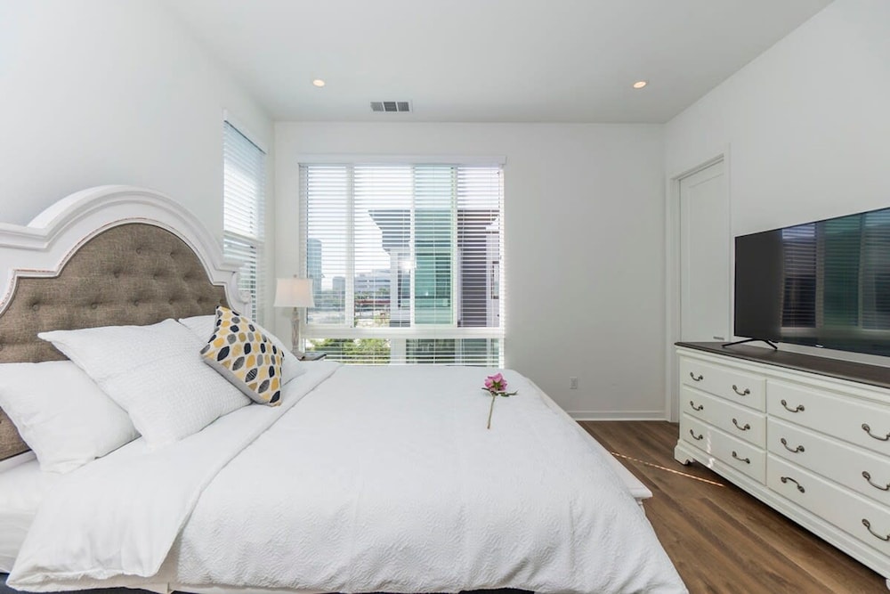Master Bedroom With King Bed Central Location