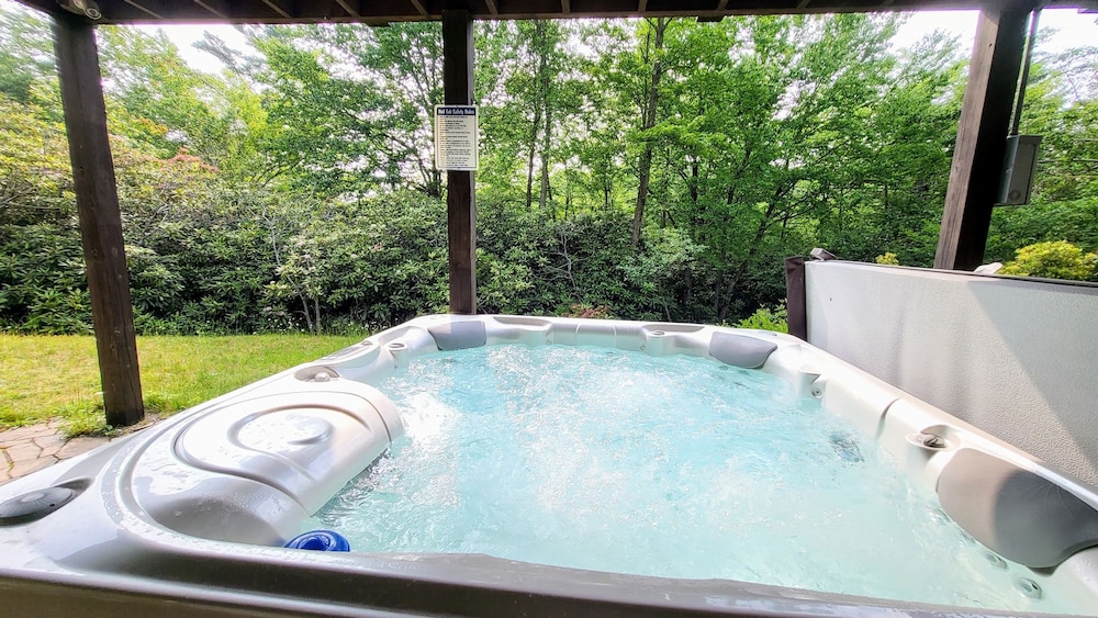 The Nest at Pinecrest by Avantstay Hot Tub Spacious Deck Game Room Fire Pit
