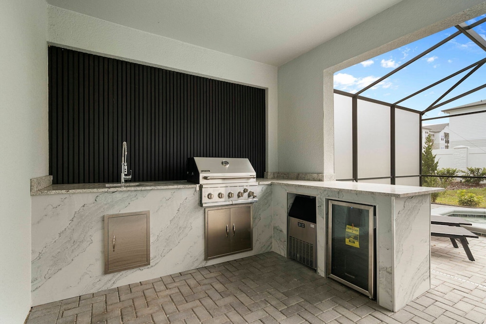 Incredible 10bd Summerkitchen Windsor Cay