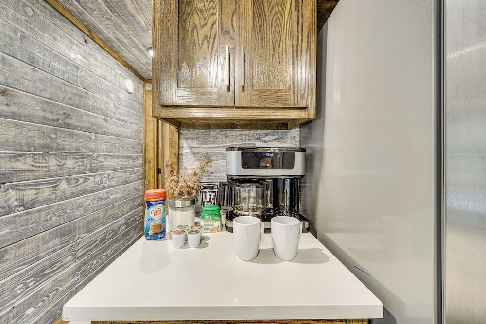 Hike, Fish & Unwind: Cabin w/ Yard in Broken Bow!
