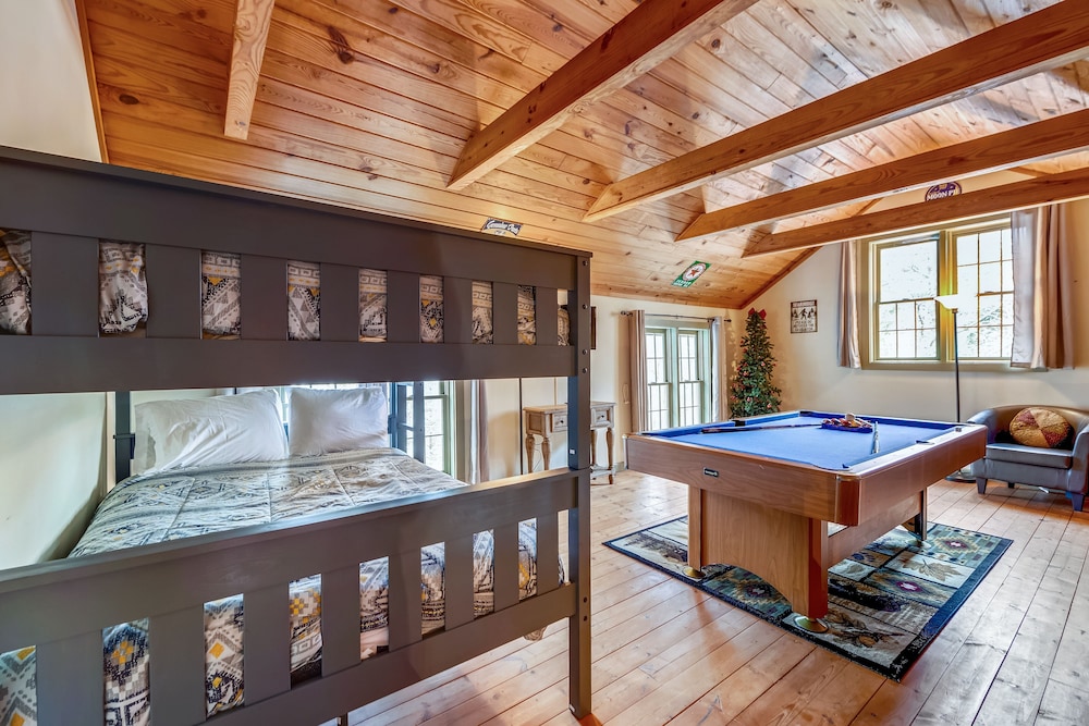 Mossie Oak Cabin 2 Bedroom Cabin by RedAwning view 3