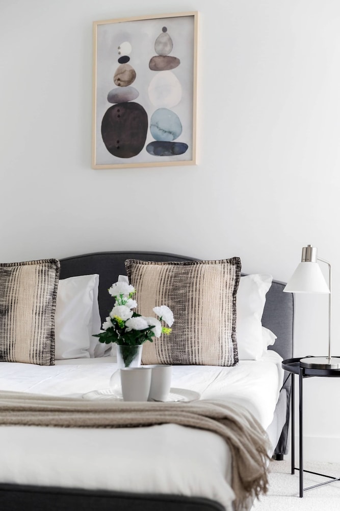 A Cozy 2BR Apt Right on Buzzing Chapel Street