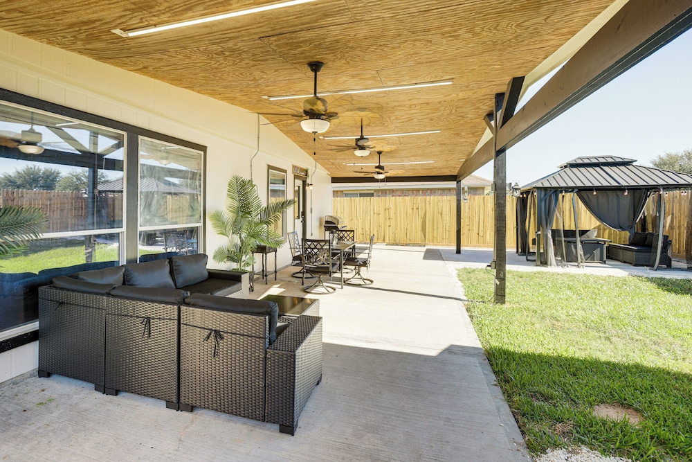 Solar-powered Home w/ & Game Room & Gym in Houston