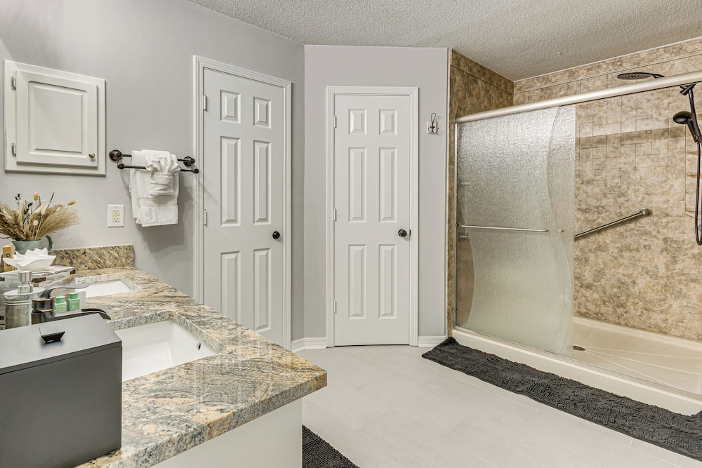 1 Mi to Zoo: 'rustic Bungalow' Gem in Gulf Breeze!