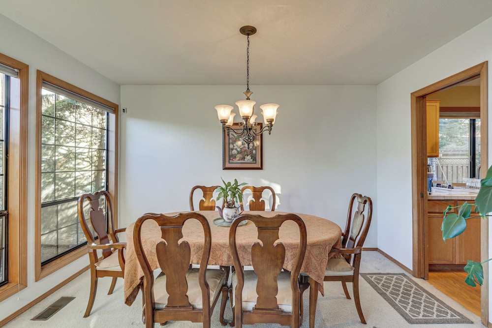 Lovely Portland Home ~ 10 Mi to Downtown!