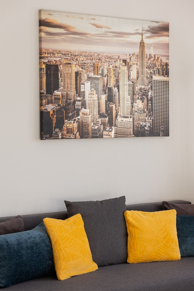 Kopcińskiego Apartment Warsaw by Renters view 3