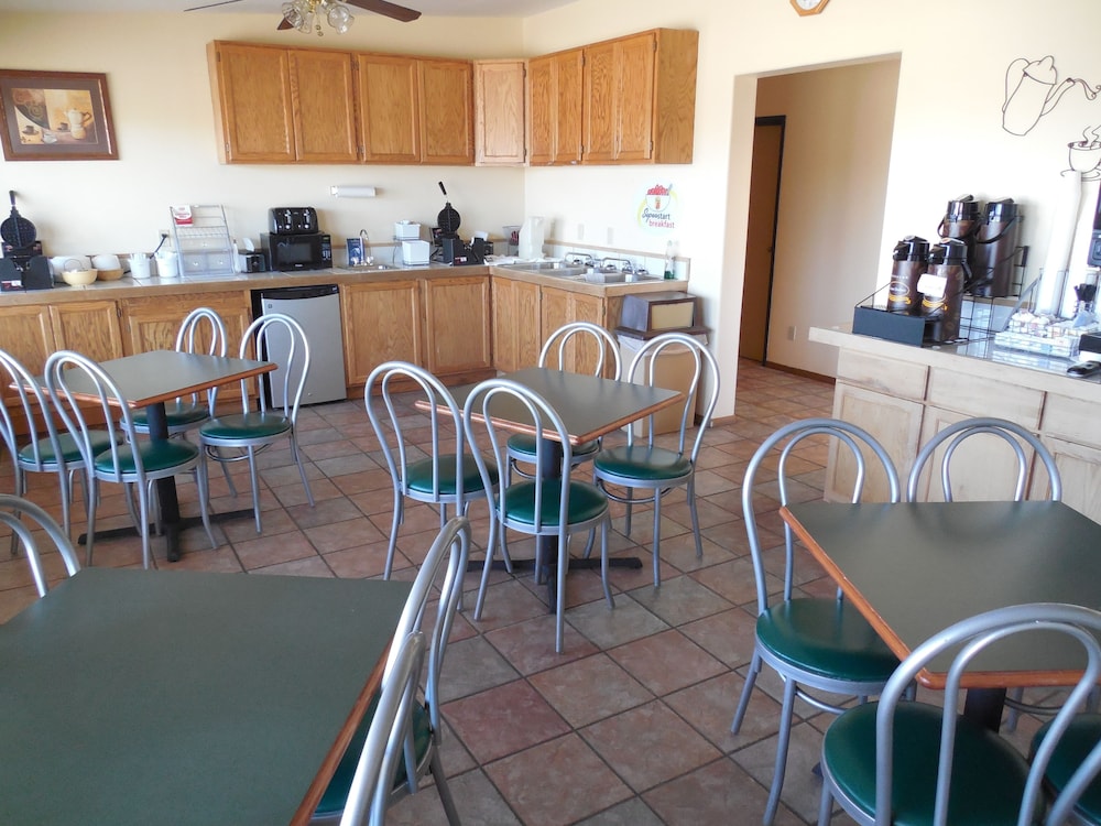 Buffalo Vacations - Super 8 by Wyndham Buffalo - Property Image 9