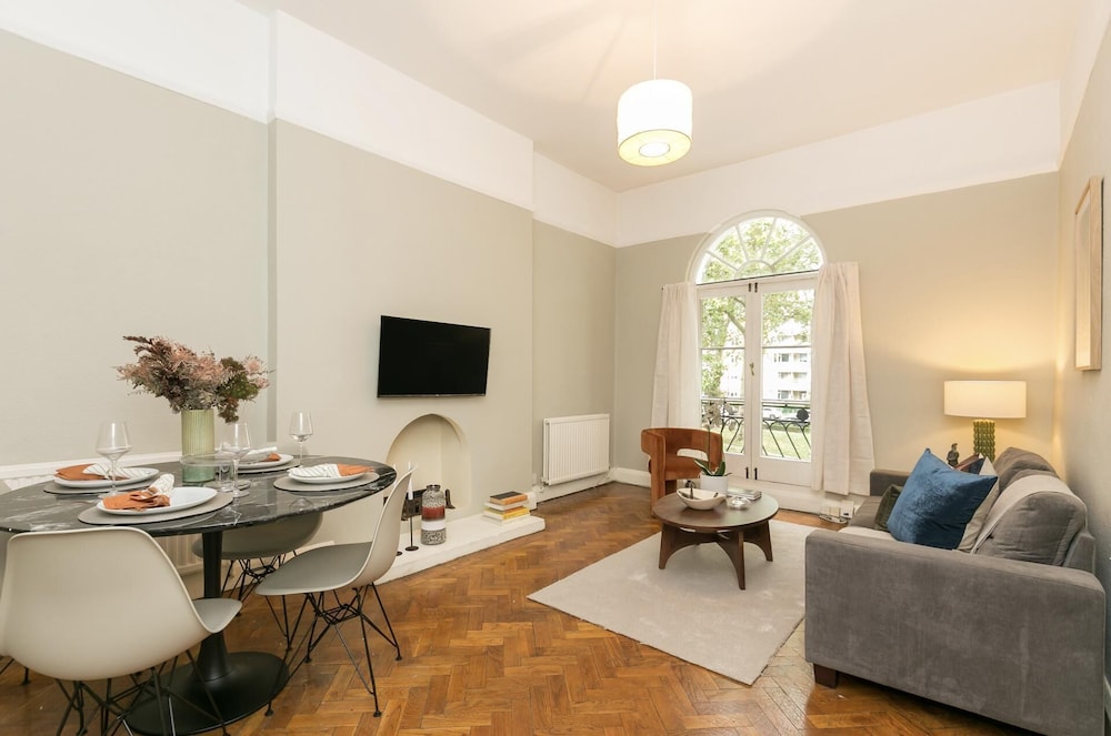Chic 1 Bedroom Apartment in Bloomsbury view 4