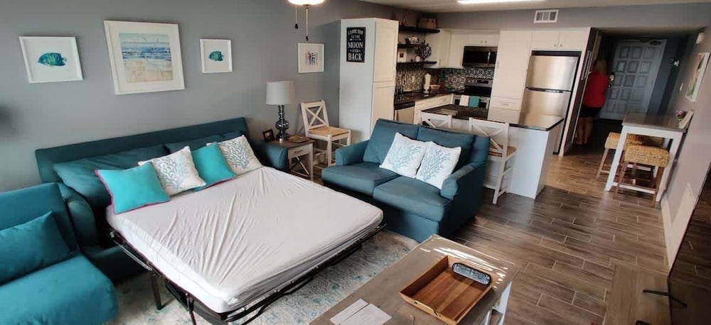 Saida Beachfront Luxe Condo Two Heated Pools 2 Bedroom Condo