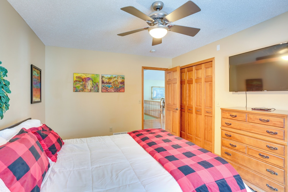 Hot Tub + Fireplace: Cozy Home on Howard Lake!