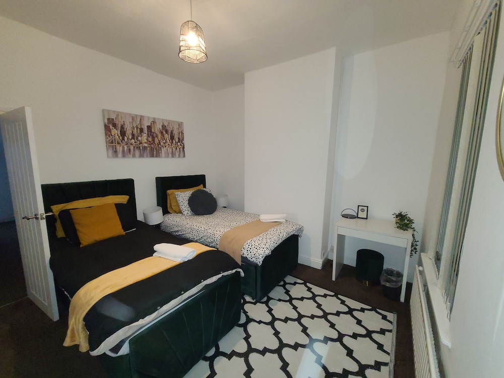 2 Bed House - Sleeps 5 - Parking - Wifi view 2