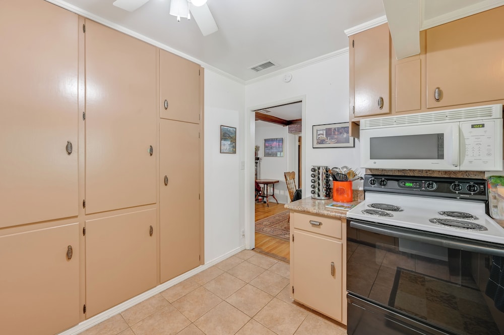 Home 3 Mi to Main St Julian: Great for Groups!