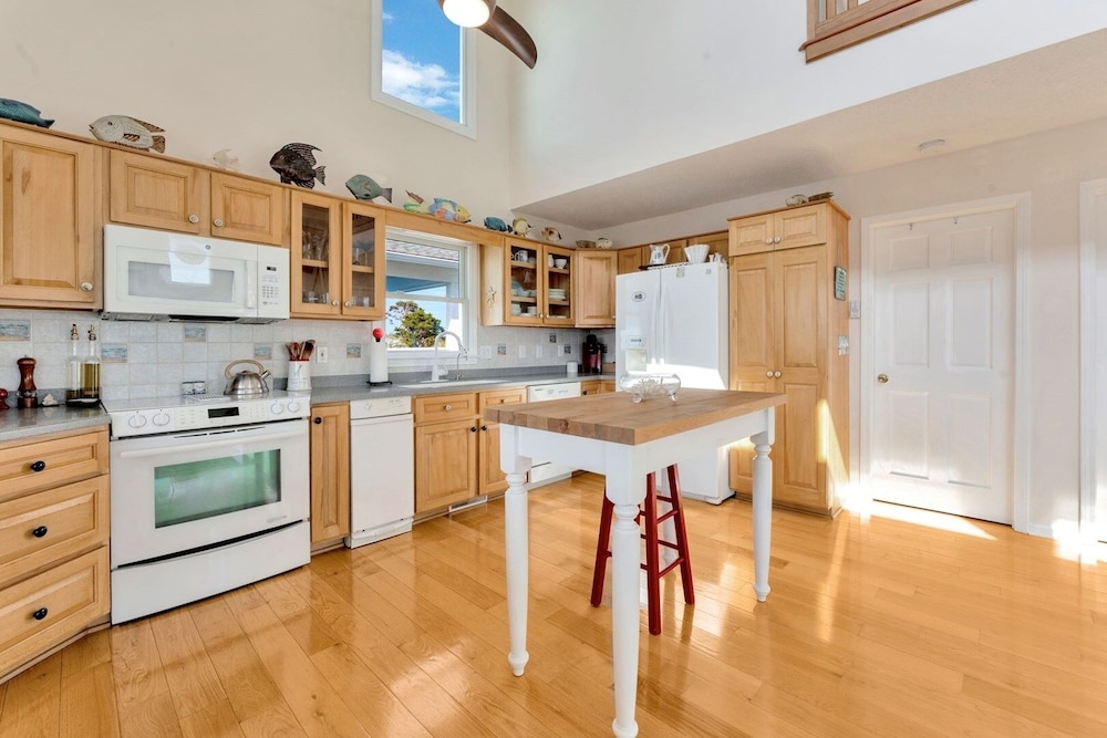 Splish Splash 4 Bedroom Home by RedAwning view 4