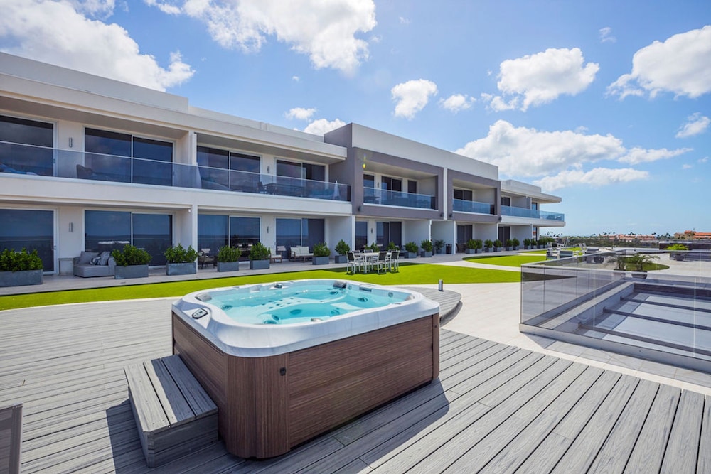Beachfront Luxury NEW 3br2 5BA Condo Eagle Beach