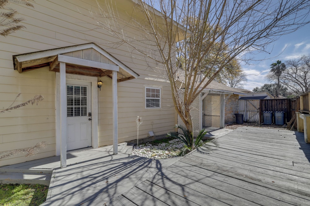 Pool Table & Patio w/ Bar: Spacious Houston Gem!