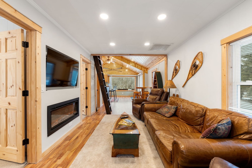 Cozy 3BR Cabin With Hot Tub on Nippersink Creek