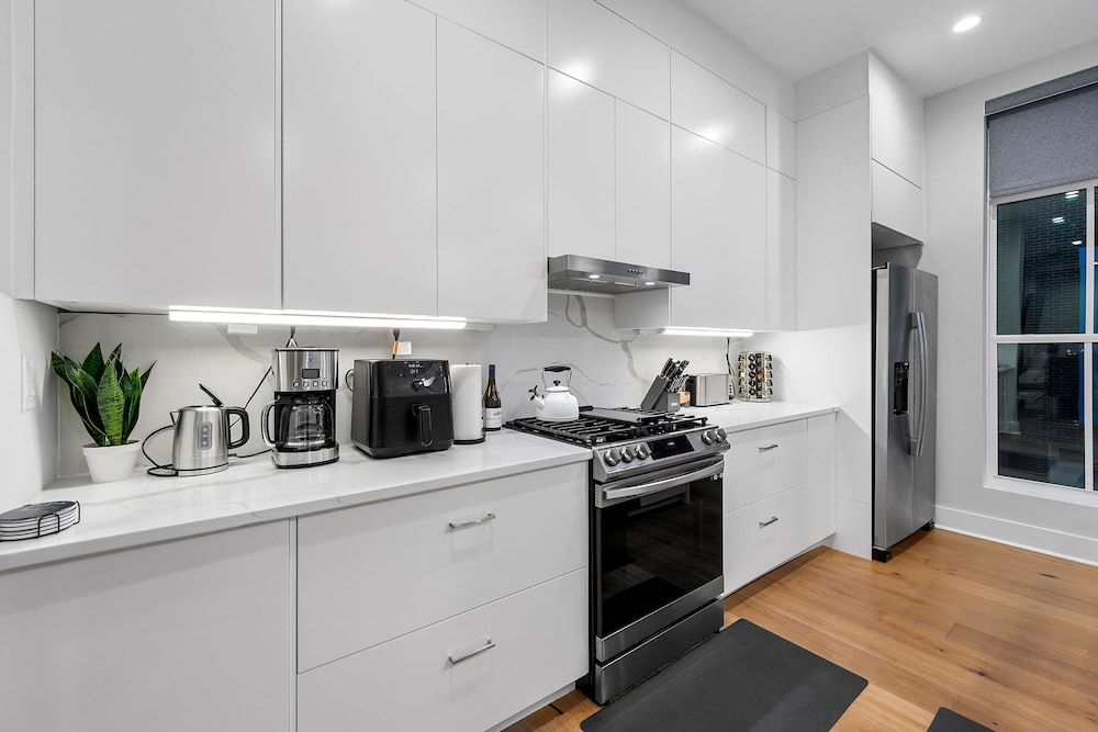 Stylish Midtown Home w Rooftop Views by Silverx