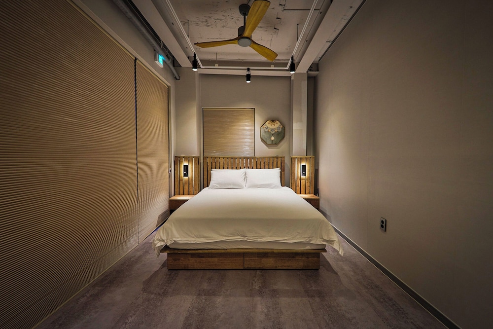 L9 Tailor Serviced Home near Hongik Univ