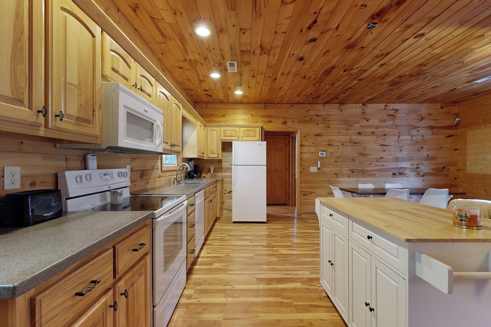2BR House w/ A/C & Games, Close to Lake