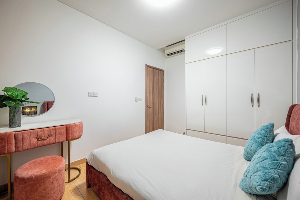 Luxury Sunwah Apartment near Landmark 81 - City View