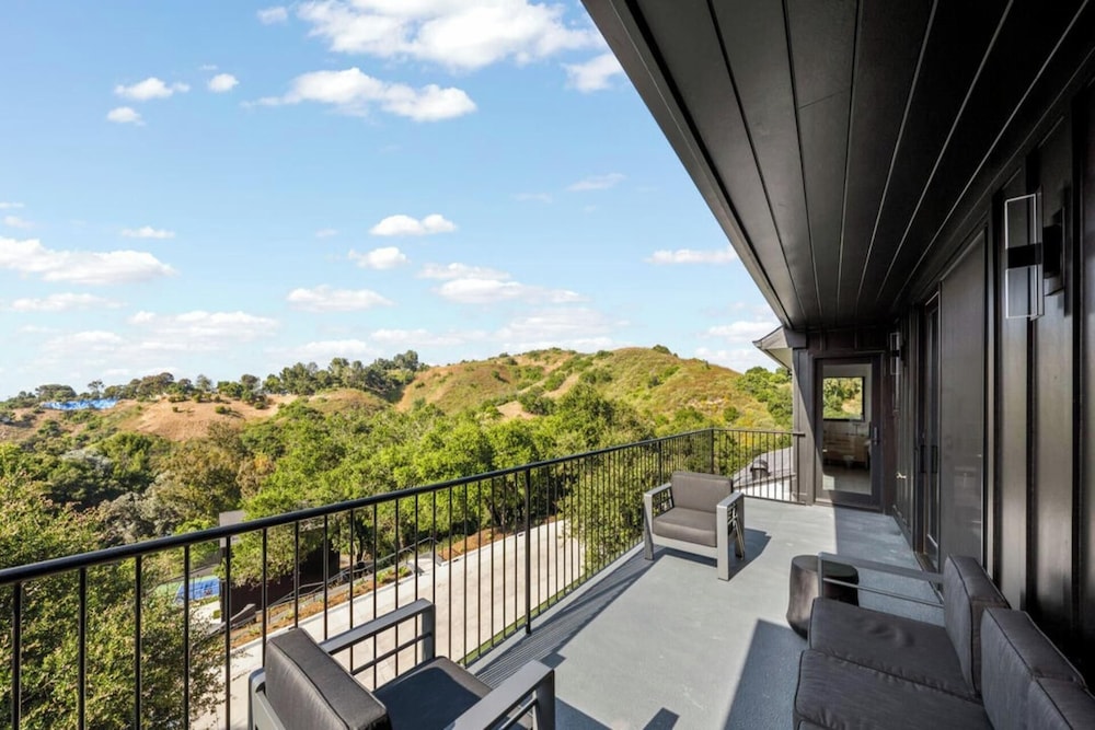 Oak Haven Sanctuary - Grand Estate With Pool, Guest House & Scenic Views
