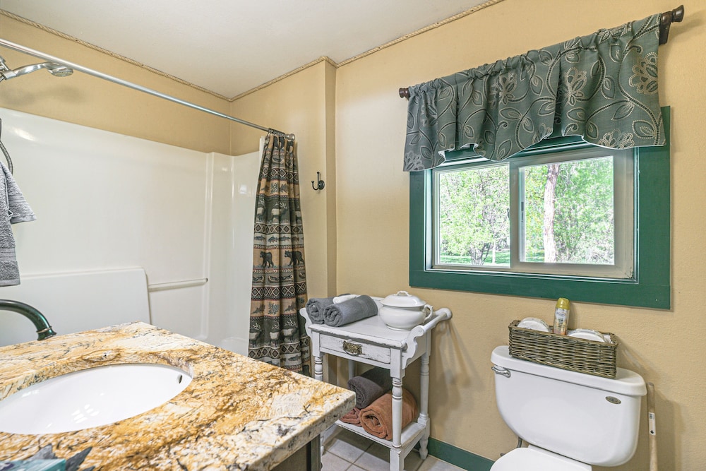 5 Mi to Navajo State Park: Riverfront Cabin!