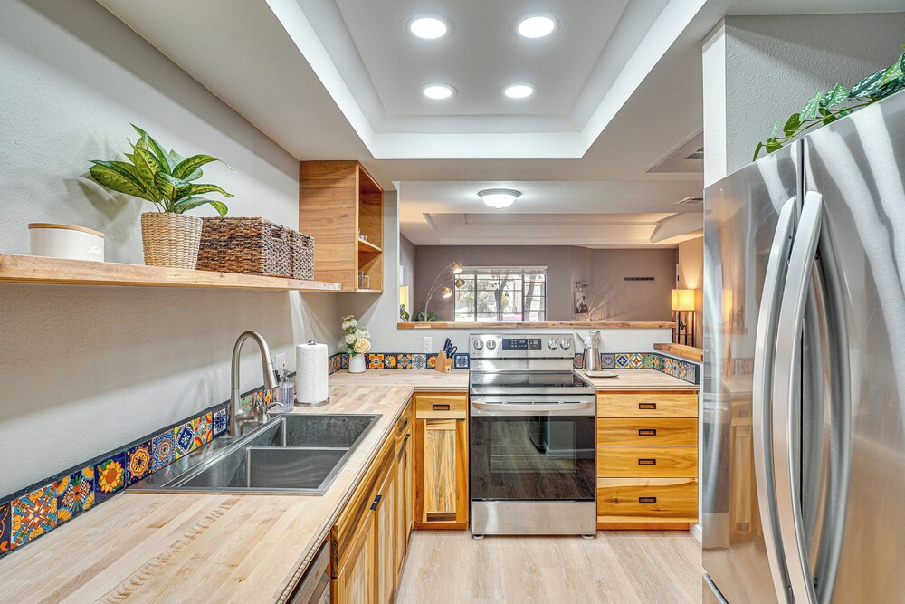 2 Mi to Tucson Mall: Condo w/ Pool & Hot Tub!
