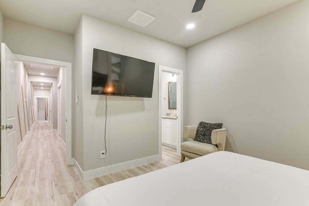 Private Patio & Yard: Houston Retreat Near Golf!