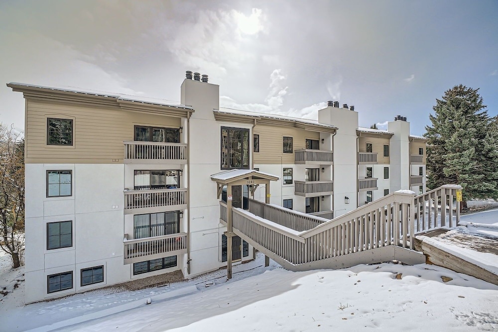 Snowlion Condos 302 3 Bedroom Condo by RedAwning view 5