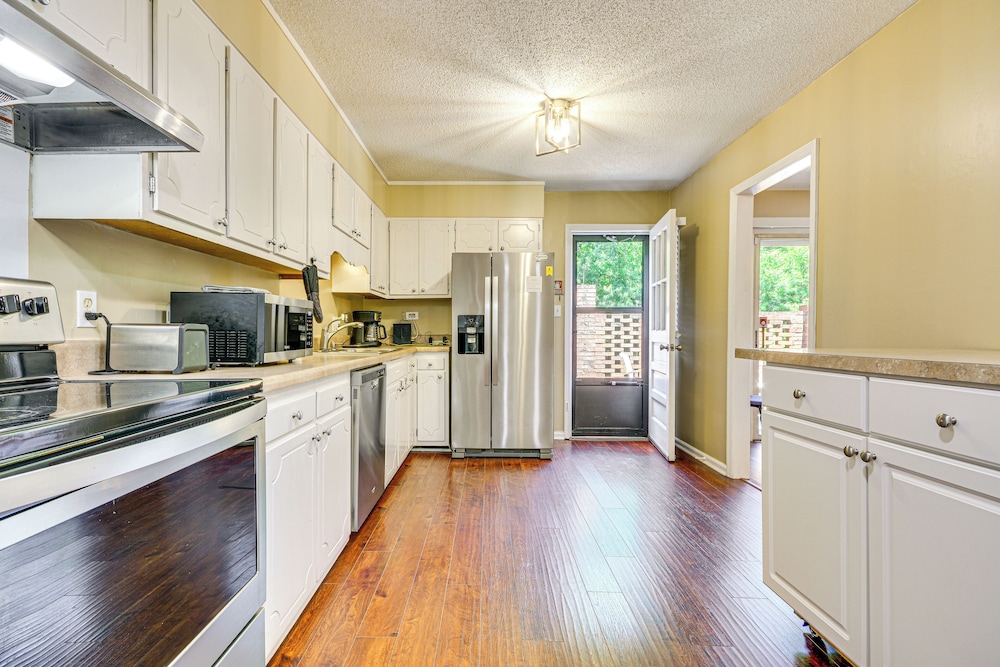 2 Mi to High Point University: Townhome w/ Patio