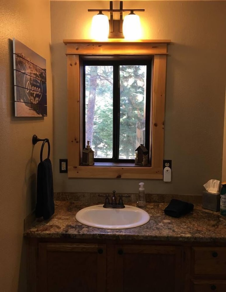 Ashland Vacations - Mountain Pine Cabin - Sleeps 6 - Pet Friendly - Property Image 11