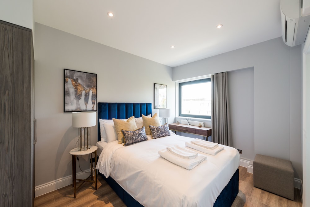 The Carlyle - Elegant Serviced Apartments