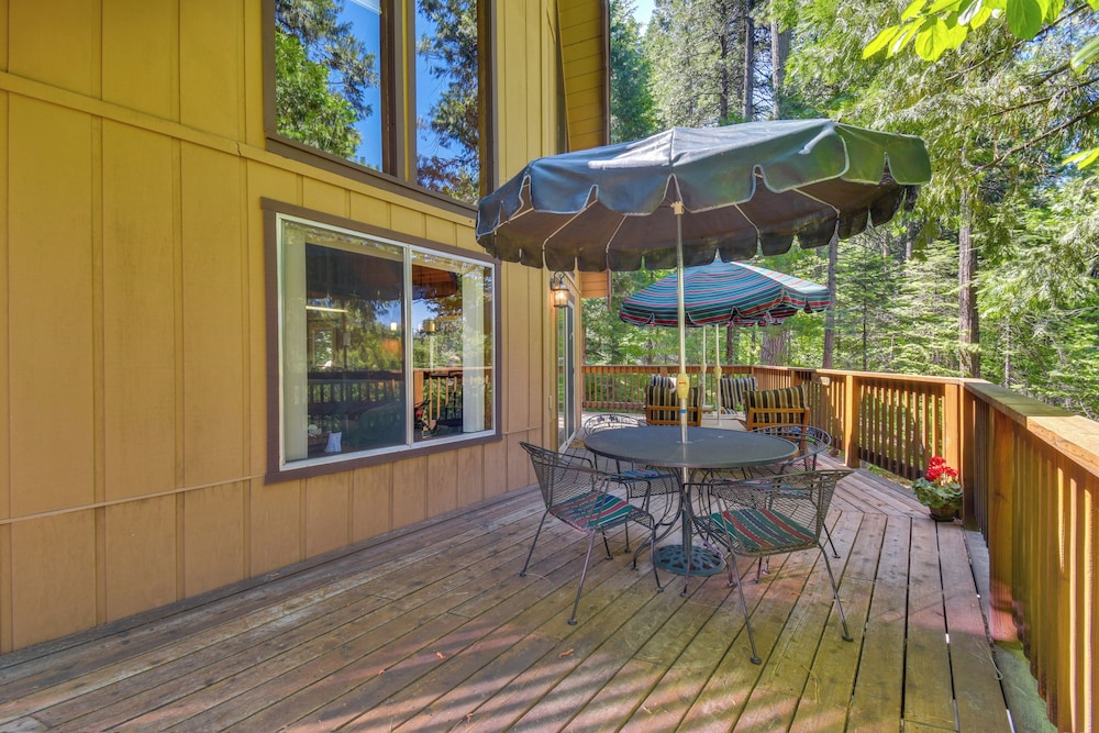 Walk to Fly-in Lake: Blue Lake Springs Cabin!