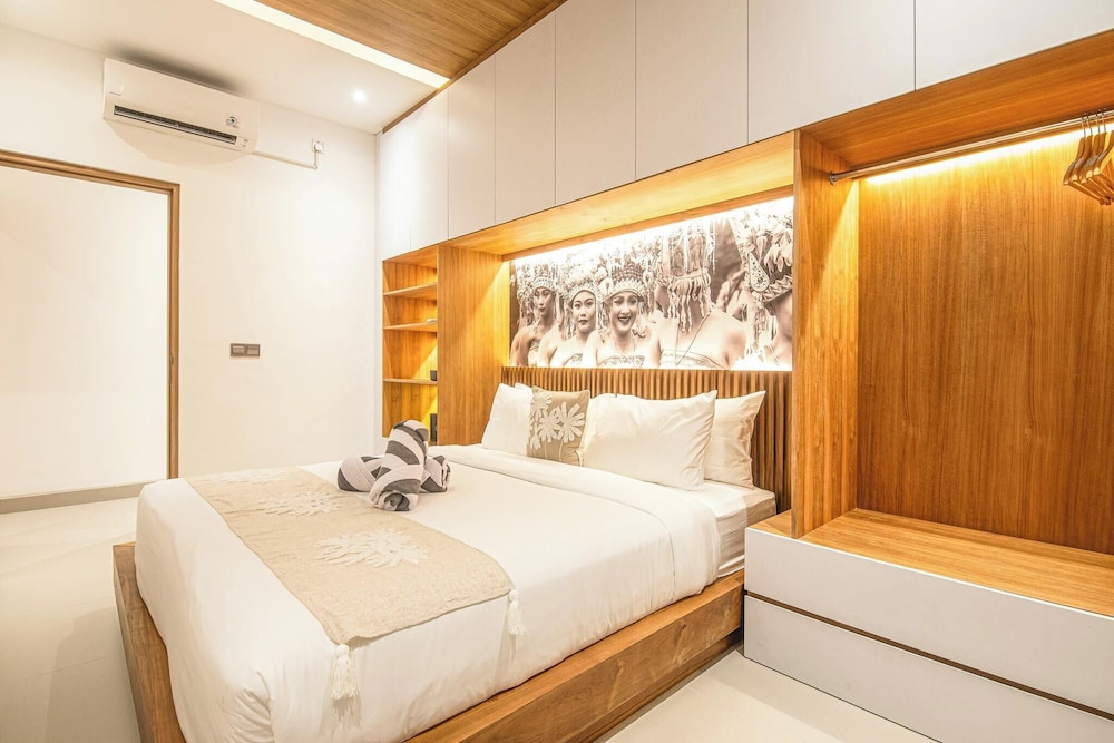 Luxury 5BR Retreat, 400m From Café Del Mar Shore