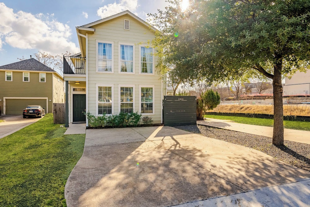 Upstay East Austin Retreat w Yard5min to Downtown